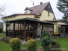 Dřevěná pergola i s krbem a zahradním nábytkem